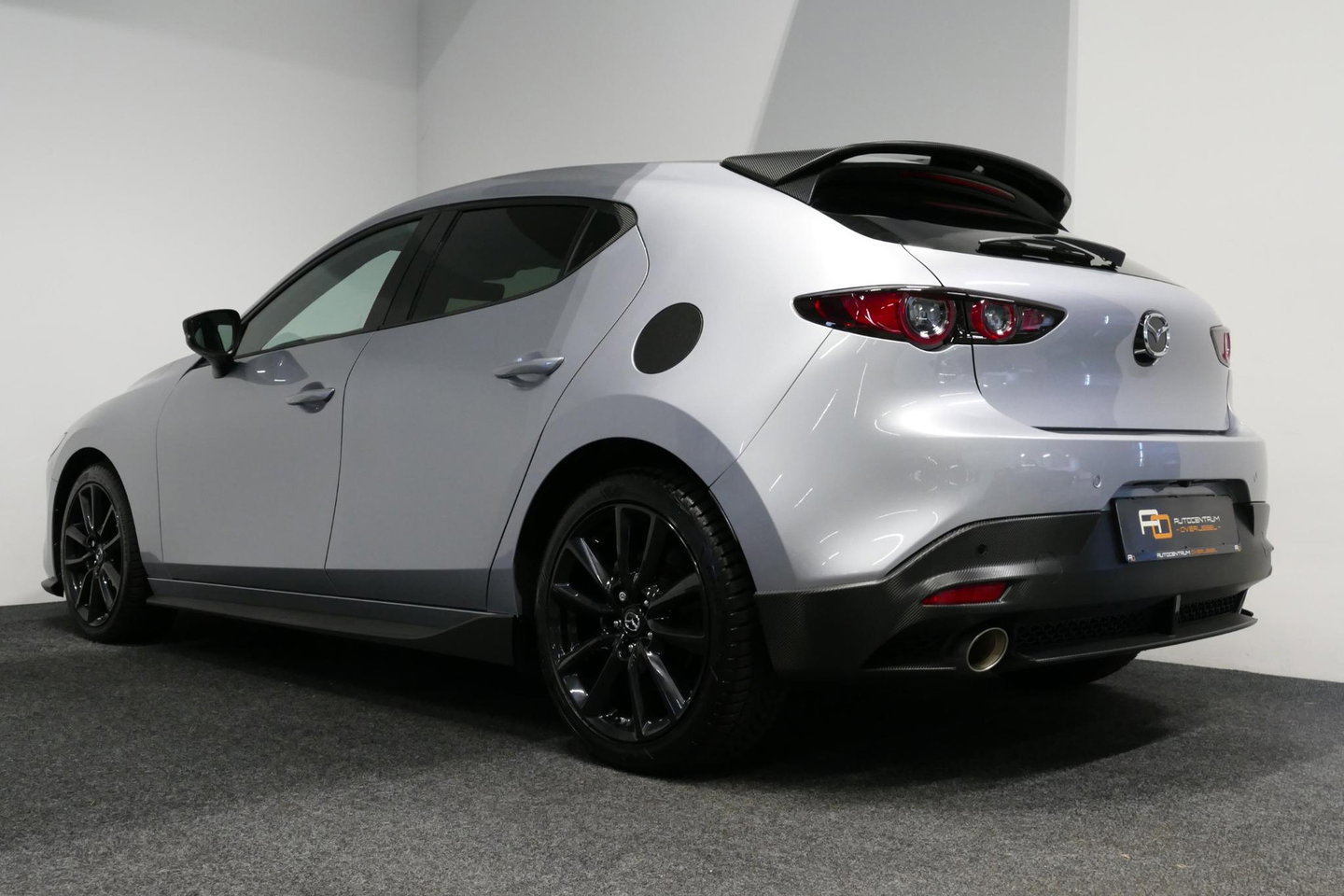 Mazda 3 2.0 e-SkyActiv-X M Hybrid 180 Luxury / Orig. Nederlands / Elektr. verstelbare voorstoel met memory / BOSE Audio / Apple Carplay - Android Auto / HUD / Stoelverwarming / Achteruitrijcamera / Cruise control / Dodehoekdetectie / Black Optic / 18'' LMV / Navi