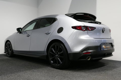 Mazda 3 2.0 e-SkyActiv-X M Hybrid 180 Luxury / Orig. Nederlands / Elektr. verstelbare voorstoel met memory / BOSE Audio / Apple Carplay - Android Auto / HUD / Stoelverwarming / Achteruitrijcamera / Cruise control / Dodehoekdetectie / Black Optic / 18'' LMV / Navi