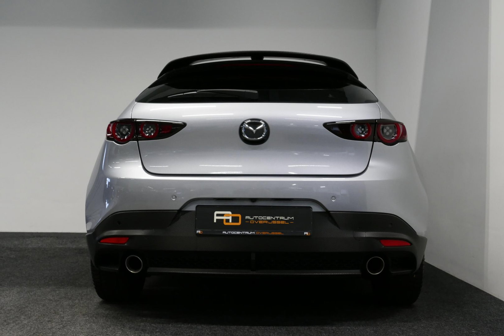 Mazda 3 2.0 e-SkyActiv-X M Hybrid 180 Luxury / Orig. Nederlands / Elektr. verstelbare voorstoel met memory / BOSE Audio / Apple Carplay - Android Auto / HUD / Stoelverwarming / Achteruitrijcamera / Cruise control / Dodehoekdetectie / Black Optic / 18'' LMV / Navi