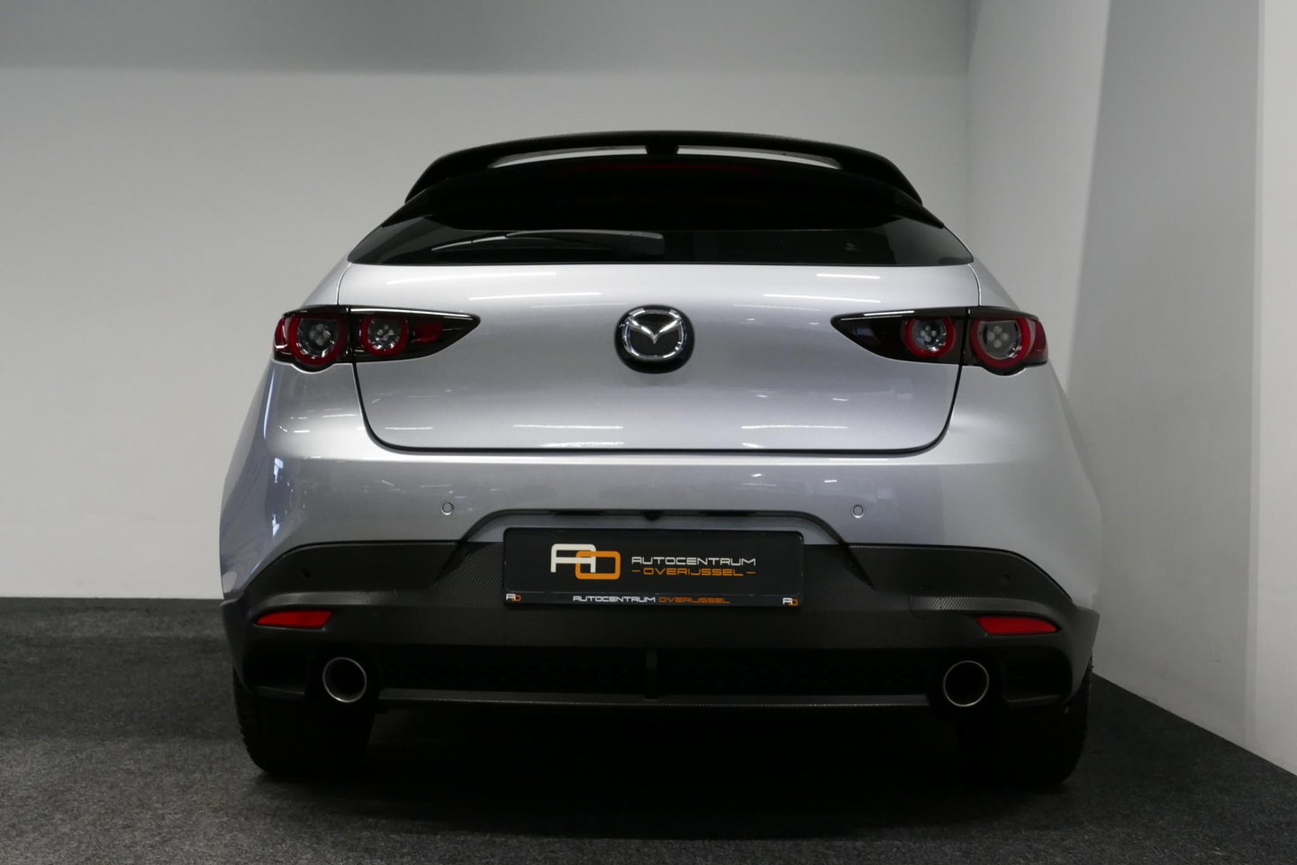 Mazda 3 2.0 e-SkyActiv-X M Hybrid 180 Luxury / Orig. Nederlands / Elektr. verstelbare voorstoel met memory / BOSE Audio / Apple Carplay - Android Auto / HUD / Stoelverwarming / Achteruitrijcamera / Cruise control / Dodehoekdetectie / Black Optic / 18'' LMV / Navi