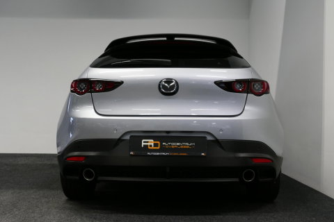 Mazda 3 2.0 e-SkyActiv-X M Hybrid 180 Luxury / Orig. Nederlands / Elektr. verstelbare voorstoel met memory / BOSE Audio / Apple Carplay - Android Auto / HUD / Stoelverwarming / Achteruitrijcamera / Cruise control / Dodehoekdetectie / Black Optic / 18'' LMV / Navi
