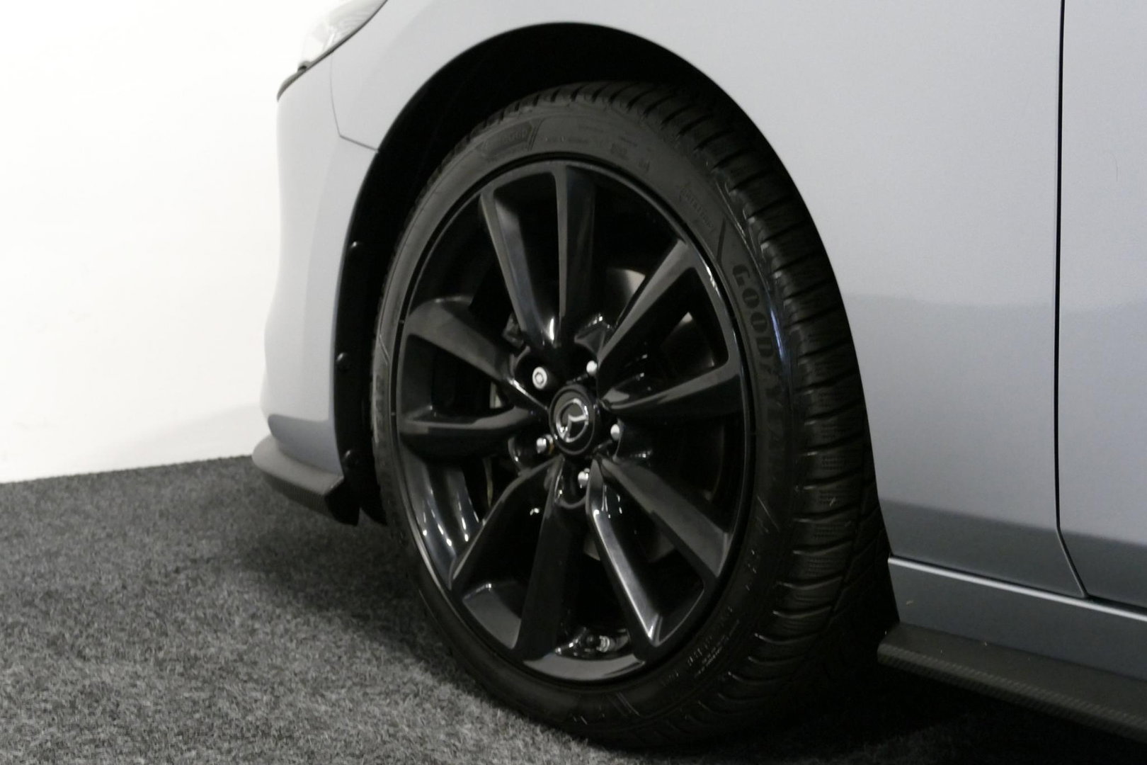 Mazda 3 2.0 e-SkyActiv-X M Hybrid 180 Luxury / Orig. Nederlands / Elektr. verstelbare voorstoel met memory / BOSE Audio / Apple Carplay - Android Auto / HUD / Stoelverwarming / Achteruitrijcamera / Cruise control / Dodehoekdetectie / Black Optic / 18'' LMV / Navi