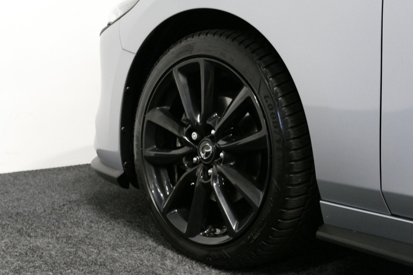 Mazda 3 2.0 e-SkyActiv-X M Hybrid 180 Luxury / Orig. Nederlands / Elektr. verstelbare voorstoel met memory / BOSE Audio / Apple Carplay - Android Auto / HUD / Stoelverwarming / Achteruitrijcamera / Cruise control / Dodehoekdetectie / Black Optic / 18'' LMV / Navi