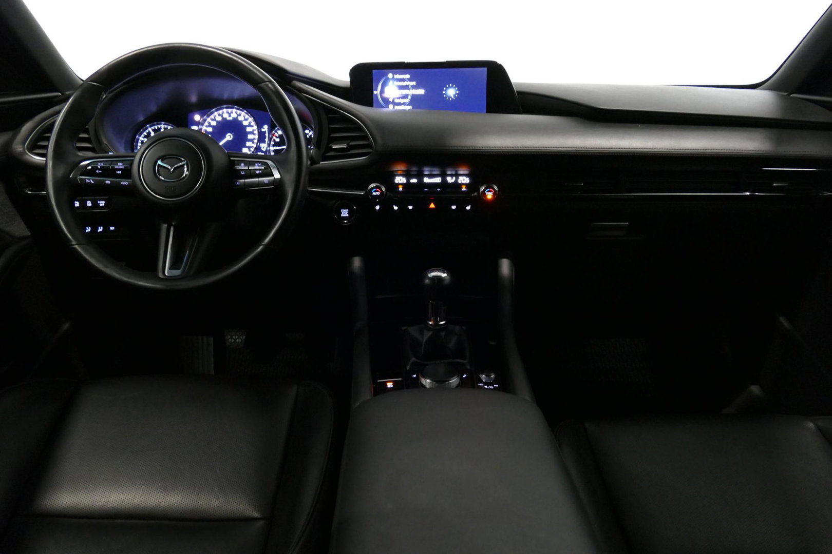 Mazda 3 2.0 e-SkyActiv-X M Hybrid 180 Luxury / Orig. Nederlands / Elektr. verstelbare voorstoel met memory / BOSE Audio / Apple Carplay - Android Auto / HUD / Stoelverwarming / Achteruitrijcamera / Cruise control / Dodehoekdetectie / Black Optic / 18'' LMV / Navi