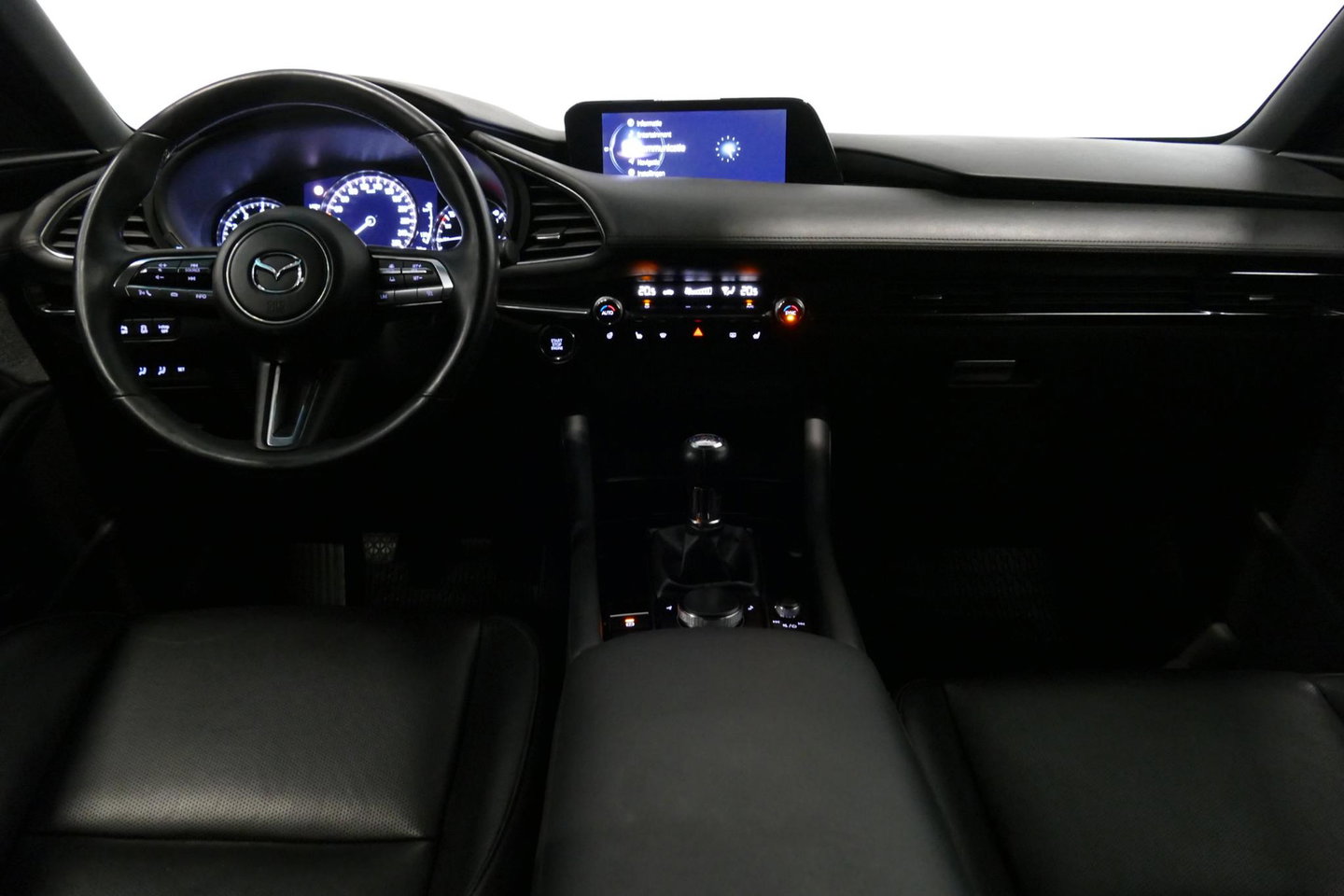 Mazda 3 2.0 e-SkyActiv-X M Hybrid 180 Luxury / Orig. Nederlands / Elektr. verstelbare voorstoel met memory / BOSE Audio / Apple Carplay - Android Auto / HUD / Stoelverwarming / Achteruitrijcamera / Cruise control / Dodehoekdetectie / Black Optic / 18'' LMV / Navi