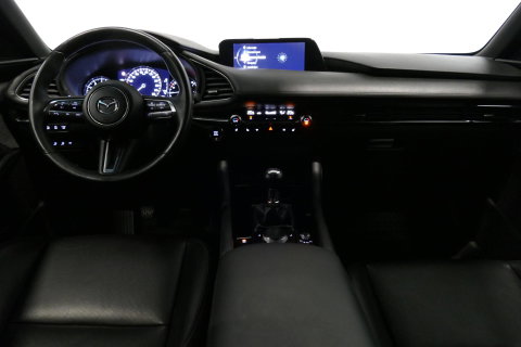 Mazda 3 2.0 e-SkyActiv-X M Hybrid 180 Luxury / Orig. Nederlands / Elektr. verstelbare voorstoel met memory / BOSE Audio / Apple Carplay - Android Auto / HUD / Stoelverwarming / Achteruitrijcamera / Cruise control / Dodehoekdetectie / Black Optic / 18'' LMV / Navi