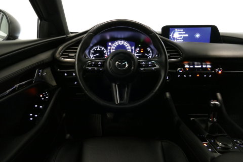 Mazda 3 2.0 e-SkyActiv-X M Hybrid 180 Luxury / Orig. Nederlands / Elektr. verstelbare voorstoel met memory / BOSE Audio / Apple Carplay - Android Auto / HUD / Stoelverwarming / Achteruitrijcamera / Cruise control / Dodehoekdetectie / Black Optic / 18'' LMV / Navi