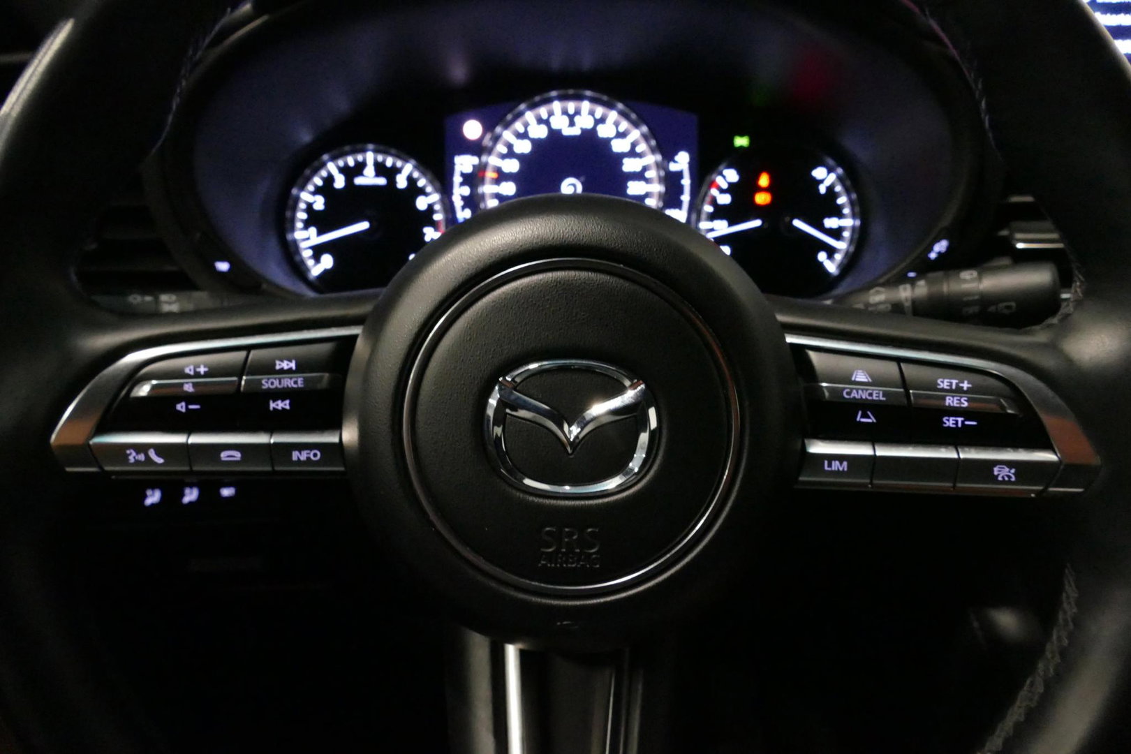 Mazda 3 2.0 e-SkyActiv-X M Hybrid 180 Luxury / Orig. Nederlands / Elektr. verstelbare voorstoel met memory / BOSE Audio / Apple Carplay - Android Auto / HUD / Stoelverwarming / Achteruitrijcamera / Cruise control / Dodehoekdetectie / Black Optic / 18'' LMV / Navi