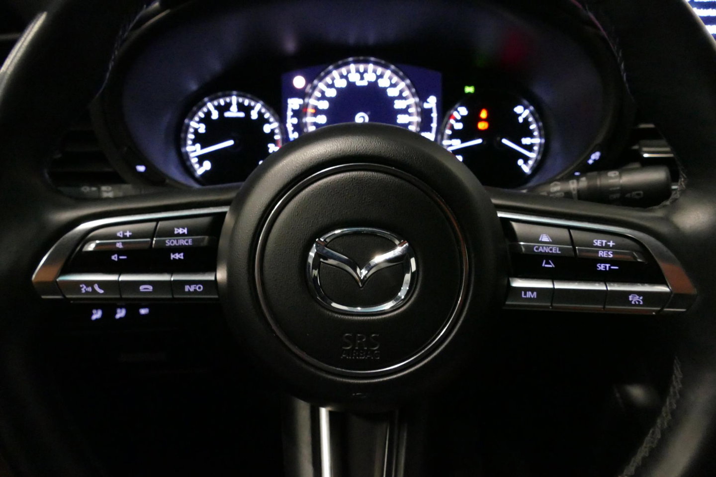 Mazda 3 2.0 e-SkyActiv-X M Hybrid 180 Luxury / Orig. Nederlands / Elektr. verstelbare voorstoel met memory / BOSE Audio / Apple Carplay - Android Auto / HUD / Stoelverwarming / Achteruitrijcamera / Cruise control / Dodehoekdetectie / Black Optic / 18'' LMV / Navi