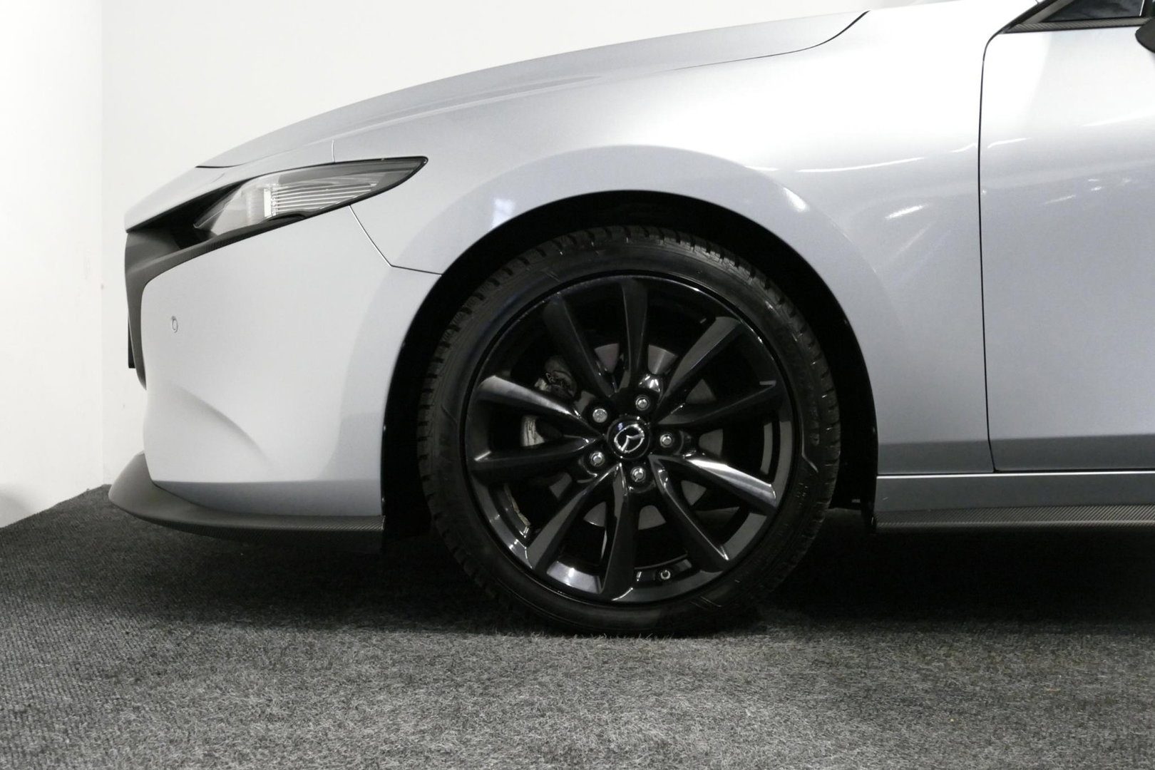 Mazda 3 2.0 e-SkyActiv-X M Hybrid 180 Luxury / Orig. Nederlands / Elektr. verstelbare voorstoel met memory / BOSE Audio / Apple Carplay - Android Auto / HUD / Stoelverwarming / Achteruitrijcamera / Cruise control / Dodehoekdetectie / Black Optic / 18'' LMV / Navi
