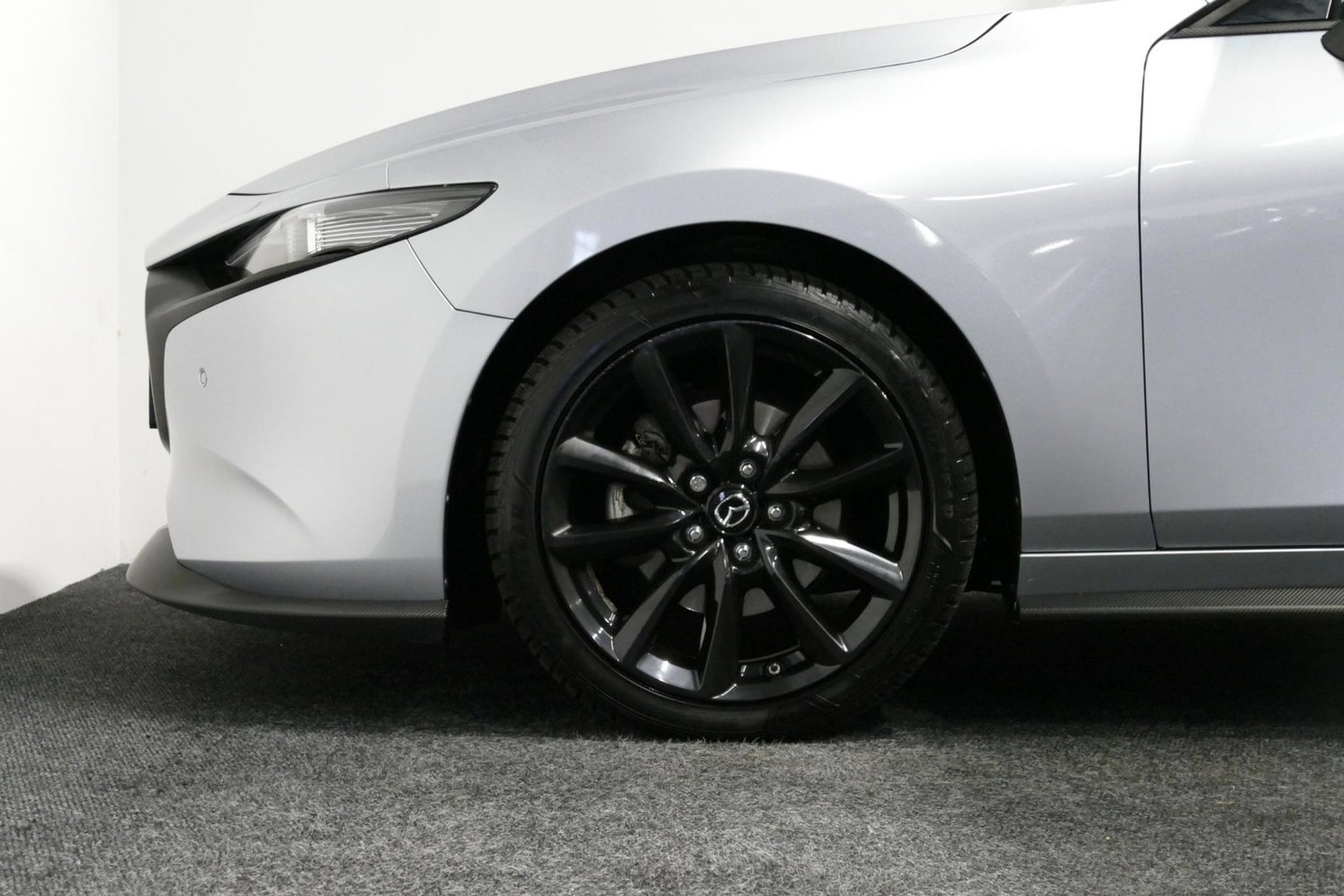 Mazda 3 2.0 e-SkyActiv-X M Hybrid 180 Luxury / Orig. Nederlands / Elektr. verstelbare voorstoel met memory / BOSE Audio / Apple Carplay - Android Auto / HUD / Stoelverwarming / Achteruitrijcamera / Cruise control / Dodehoekdetectie / Black Optic / 18'' LMV / Navi