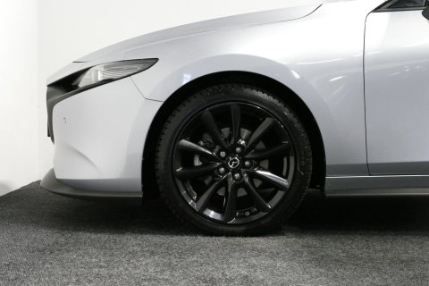 Mazda 3 2.0 e-SkyActiv-X M Hybrid 180 Luxury / Orig. Nederlands / Elektr. verstelbare voorstoel met memory / BOSE Audio / Apple Carplay - Android Auto / HUD / Stoelverwarming / Achteruitrijcamera / Cruise control / Dodehoekdetectie / Black Optic / 18'' LMV / Navi