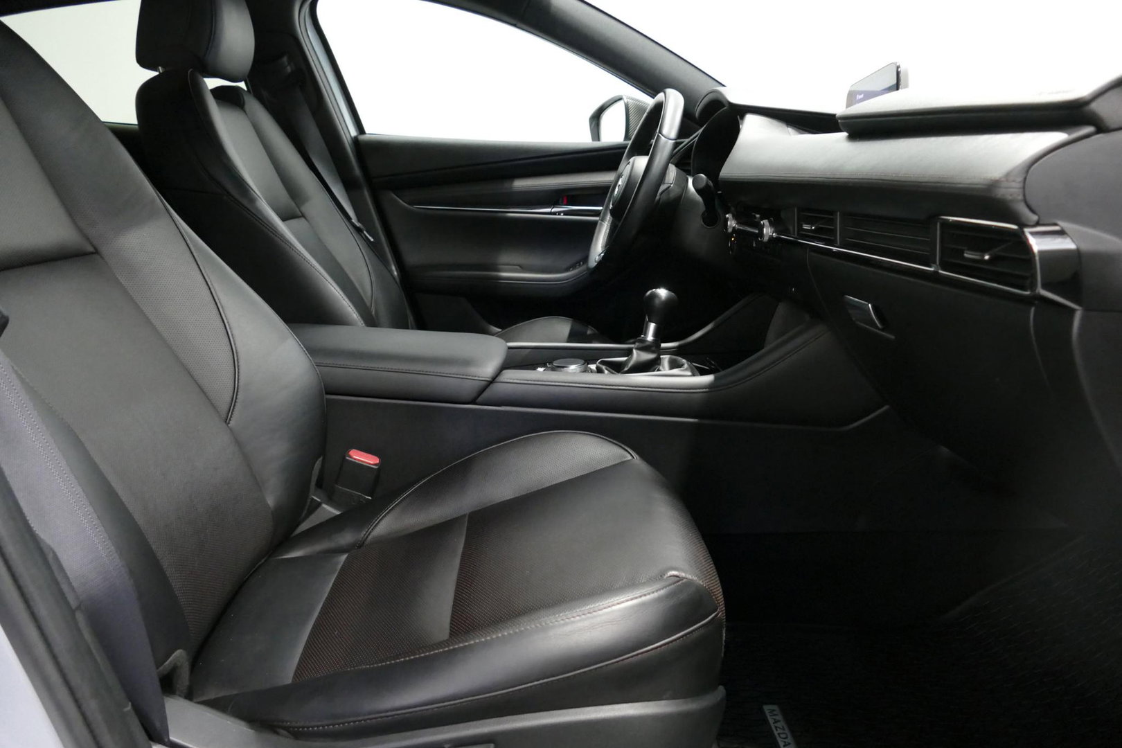Mazda 3 2.0 e-SkyActiv-X M Hybrid 180 Luxury / Orig. Nederlands / Elektr. verstelbare voorstoel met memory / BOSE Audio / Apple Carplay - Android Auto / HUD / Stoelverwarming / Achteruitrijcamera / Cruise control / Dodehoekdetectie / Black Optic / 18'' LMV / Navi