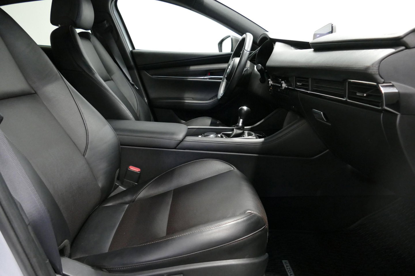 Mazda 3 2.0 e-SkyActiv-X M Hybrid 180 Luxury / Orig. Nederlands / Elektr. verstelbare voorstoel met memory / BOSE Audio / Apple Carplay - Android Auto / HUD / Stoelverwarming / Achteruitrijcamera / Cruise control / Dodehoekdetectie / Black Optic / 18'' LMV / Navi
