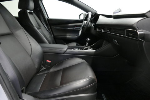 Mazda 3 2.0 e-SkyActiv-X M Hybrid 180 Luxury / Orig. Nederlands / Elektr. verstelbare voorstoel met memory / BOSE Audio / Apple Carplay - Android Auto / HUD / Stoelverwarming / Achteruitrijcamera / Cruise control / Dodehoekdetectie / Black Optic / 18'' LMV / Navi