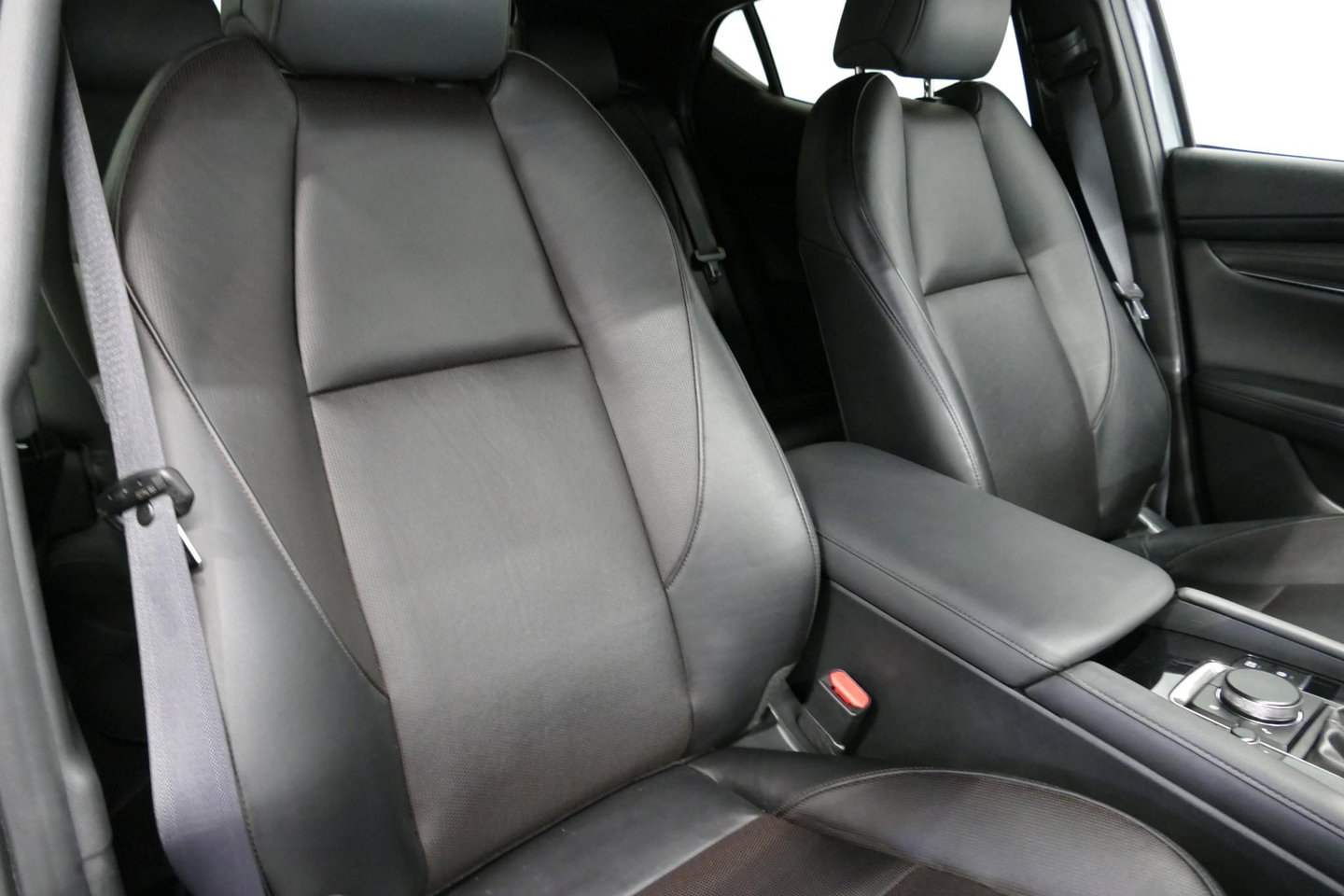 Mazda 3 2.0 e-SkyActiv-X M Hybrid 180 Luxury / Orig. Nederlands / Elektr. verstelbare voorstoel met memory / BOSE Audio / Apple Carplay - Android Auto / HUD / Stoelverwarming / Achteruitrijcamera / Cruise control / Dodehoekdetectie / Black Optic / 18'' LMV / Navi