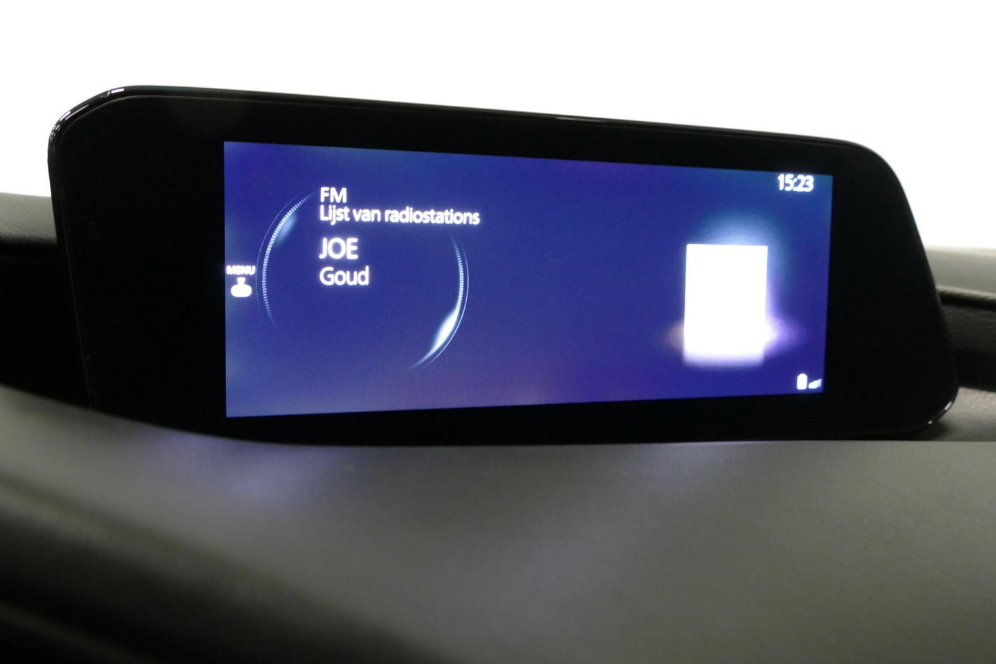 Mazda 3 2.0 e-SkyActiv-X M Hybrid 180 Luxury / Orig. Nederlands / Elektr. verstelbare voorstoel met memory / BOSE Audio / Apple Carplay - Android Auto / HUD / Stoelverwarming / Achteruitrijcamera / Cruise control / Dodehoekdetectie / Black Optic / 18'' LMV / Navi
