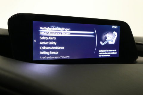 Mazda 3 2.0 e-SkyActiv-X M Hybrid 180 Luxury / Orig. Nederlands / Elektr. verstelbare voorstoel met memory / BOSE Audio / Apple Carplay - Android Auto / HUD / Stoelverwarming / Achteruitrijcamera / Cruise control / Dodehoekdetectie / Black Optic / 18'' LMV / Navi