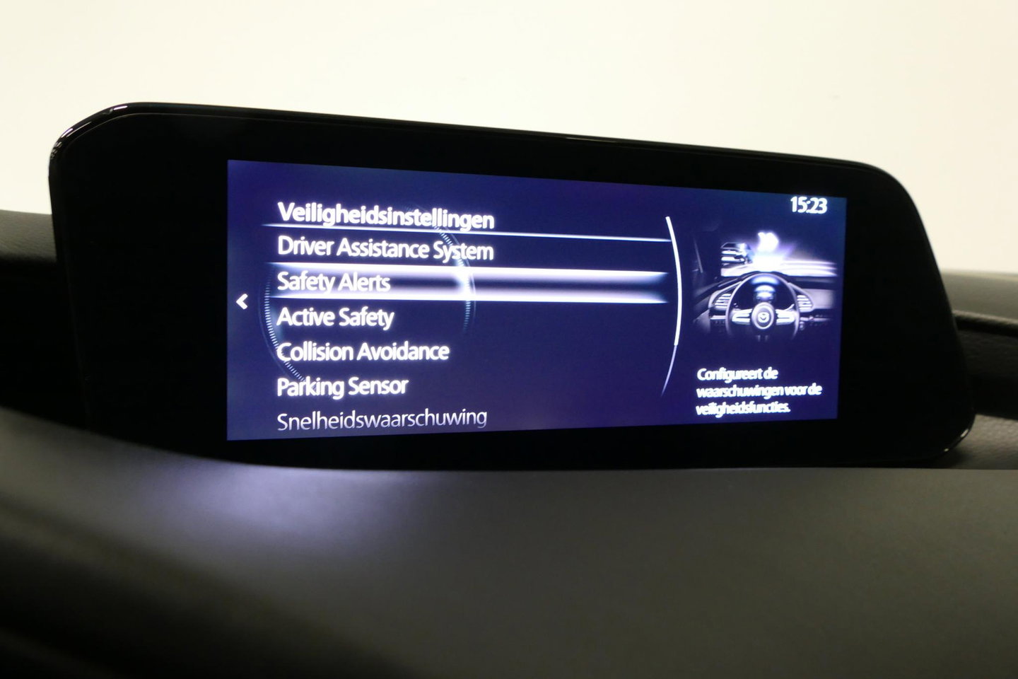 Mazda 3 2.0 e-SkyActiv-X M Hybrid 180 Luxury / Orig. Nederlands / Elektr. verstelbare voorstoel met memory / BOSE Audio / Apple Carplay - Android Auto / HUD / Stoelverwarming / Achteruitrijcamera / Cruise control / Dodehoekdetectie / Black Optic / 18'' LMV / Navi