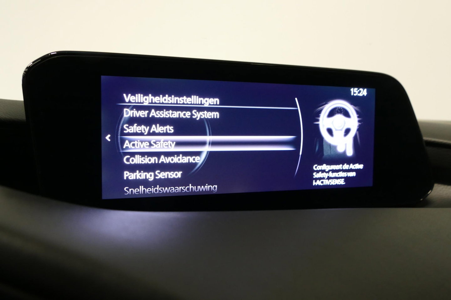 Mazda 3 2.0 e-SkyActiv-X M Hybrid 180 Luxury / Orig. Nederlands / Elektr. verstelbare voorstoel met memory / BOSE Audio / Apple Carplay - Android Auto / HUD / Stoelverwarming / Achteruitrijcamera / Cruise control / Dodehoekdetectie / Black Optic / 18'' LMV / Navi