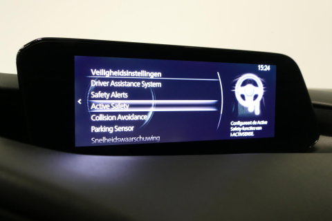Mazda 3 2.0 e-SkyActiv-X M Hybrid 180 Luxury / Orig. Nederlands / Elektr. verstelbare voorstoel met memory / BOSE Audio / Apple Carplay - Android Auto / HUD / Stoelverwarming / Achteruitrijcamera / Cruise control / Dodehoekdetectie / Black Optic / 18'' LMV / Navi