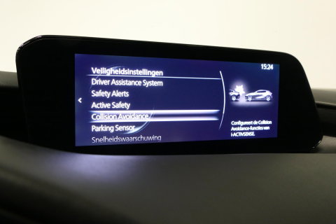 Mazda 3 2.0 e-SkyActiv-X M Hybrid 180 Luxury / Orig. Nederlands / Elektr. verstelbare voorstoel met memory / BOSE Audio / Apple Carplay - Android Auto / HUD / Stoelverwarming / Achteruitrijcamera / Cruise control / Dodehoekdetectie / Black Optic / 18'' LMV / Navi