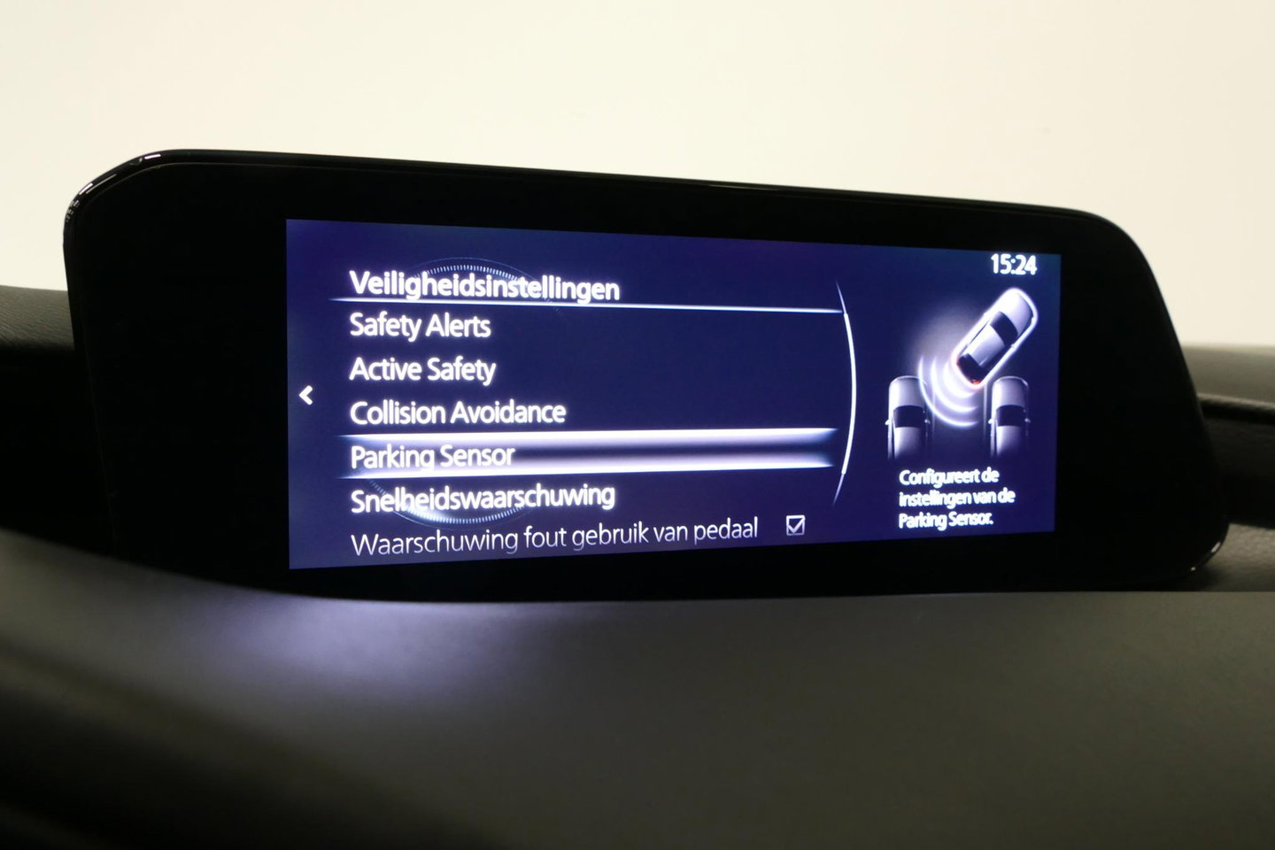 Mazda 3 2.0 e-SkyActiv-X M Hybrid 180 Luxury / Orig. Nederlands / Elektr. verstelbare voorstoel met memory / BOSE Audio / Apple Carplay - Android Auto / HUD / Stoelverwarming / Achteruitrijcamera / Cruise control / Dodehoekdetectie / Black Optic / 18'' LMV / Navi