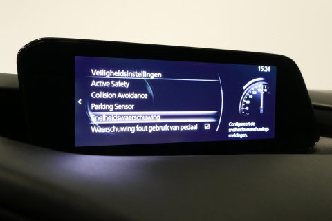 Mazda 3 2.0 e-SkyActiv-X M Hybrid 180 Luxury / Orig. Nederlands / Elektr. verstelbare voorstoel met memory / BOSE Audio / Apple Carplay - Android Auto / HUD / Stoelverwarming / Achteruitrijcamera / Cruise control / Dodehoekdetectie / Black Optic / 18'' LMV / Navi