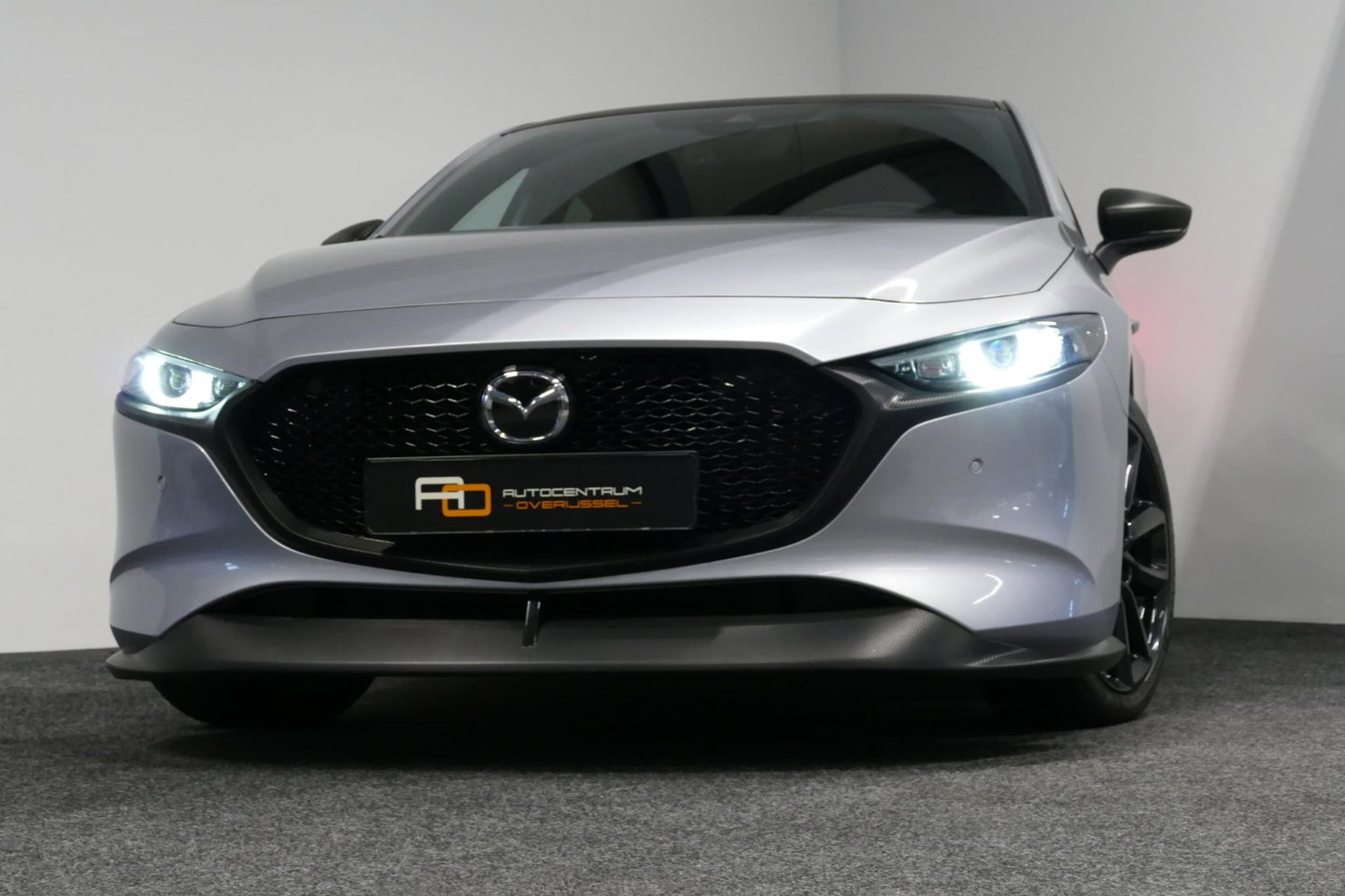 Mazda 3 2.0 e-SkyActiv-X M Hybrid 180 Luxury / Orig. Nederlands / Elektr. verstelbare voorstoel met memory / BOSE Audio / Apple Carplay - Android Auto / HUD / Stoelverwarming / Achteruitrijcamera / Cruise control / Dodehoekdetectie / Black Optic / 18'' LMV / Navi