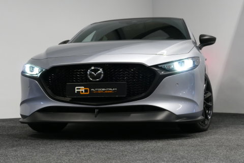 Mazda 3 2.0 e-SkyActiv-X M Hybrid 180 Luxury / Orig. Nederlands / Elektr. verstelbare voorstoel met memory / BOSE Audio / Apple Carplay - Android Auto / HUD / Stoelverwarming / Achteruitrijcamera / Cruise control / Dodehoekdetectie / Black Optic / 18'' LMV / Navi