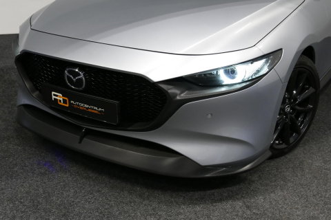 Mazda 3 2.0 e-SkyActiv-X M Hybrid 180 Luxury / Orig. Nederlands / Elektr. verstelbare voorstoel met memory / BOSE Audio / Apple Carplay - Android Auto / HUD / Stoelverwarming / Achteruitrijcamera / Cruise control / Dodehoekdetectie / Black Optic / 18'' LMV / Navi