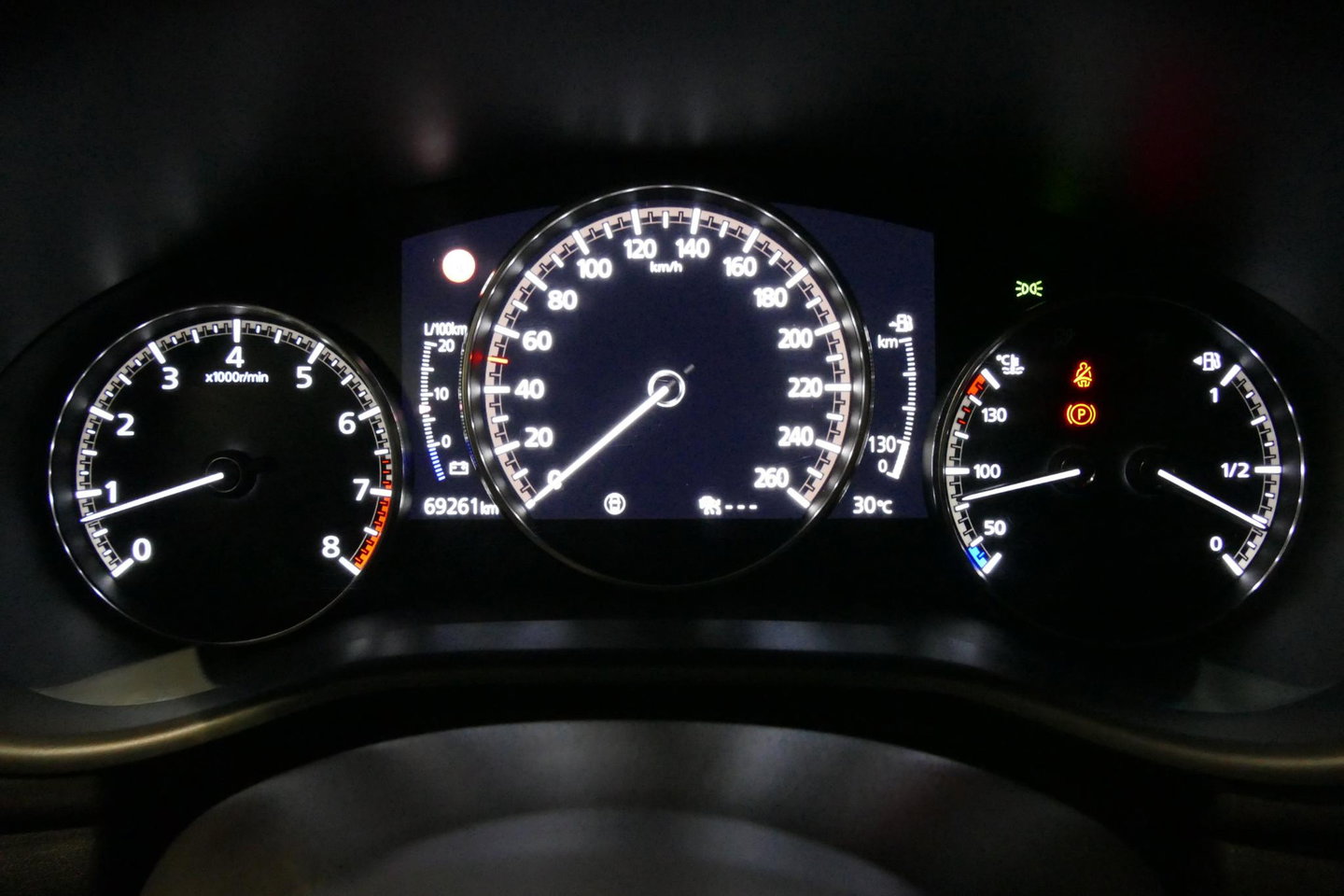 Mazda 3 2.0 e-SkyActiv-X M Hybrid 180 Luxury / Orig. Nederlands / Elektr. verstelbare voorstoel met memory / BOSE Audio / Apple Carplay - Android Auto / HUD / Stoelverwarming / Achteruitrijcamera / Cruise control / Dodehoekdetectie / Black Optic / 18'' LMV / Navi