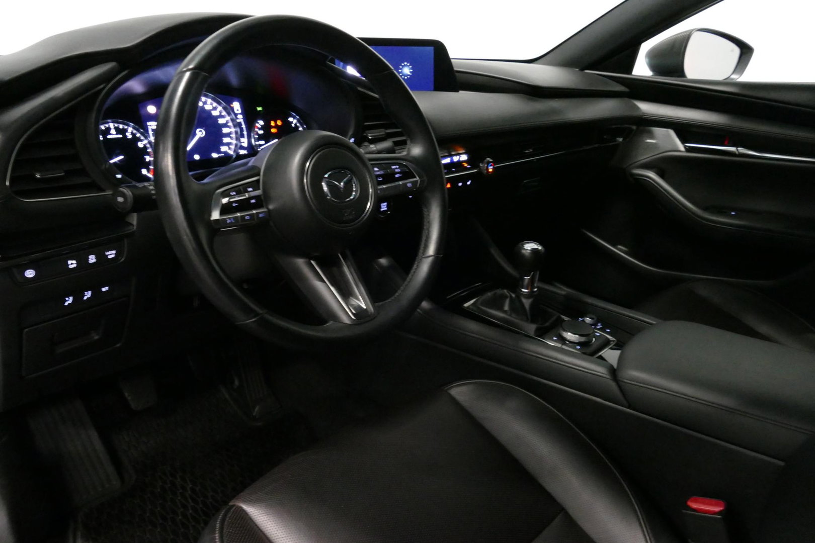 Mazda 3 2.0 e-SkyActiv-X M Hybrid 180 Luxury / Orig. Nederlands / Elektr. verstelbare voorstoel met memory / BOSE Audio / Apple Carplay - Android Auto / HUD / Stoelverwarming / Achteruitrijcamera / Cruise control / Dodehoekdetectie / Black Optic / 18'' LMV / Navi