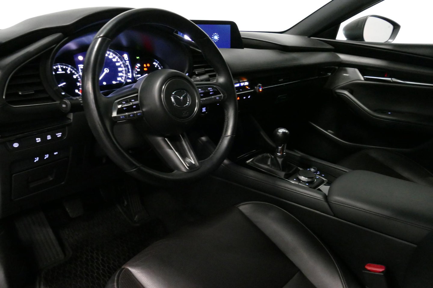 Mazda 3 2.0 e-SkyActiv-X M Hybrid 180 Luxury / Orig. Nederlands / Elektr. verstelbare voorstoel met memory / BOSE Audio / Apple Carplay - Android Auto / HUD / Stoelverwarming / Achteruitrijcamera / Cruise control / Dodehoekdetectie / Black Optic / 18'' LMV / Navi
