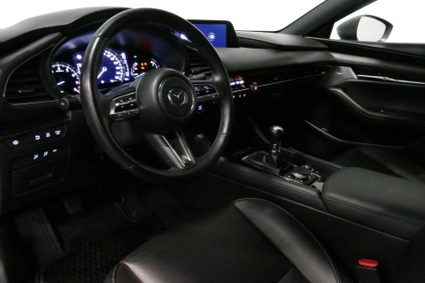 Mazda 3 2.0 e-SkyActiv-X M Hybrid 180 Luxury / Orig. Nederlands / Elektr. verstelbare voorstoel met memory / BOSE Audio / Apple Carplay - Android Auto / HUD / Stoelverwarming / Achteruitrijcamera / Cruise control / Dodehoekdetectie / Black Optic / 18'' LMV / Navi