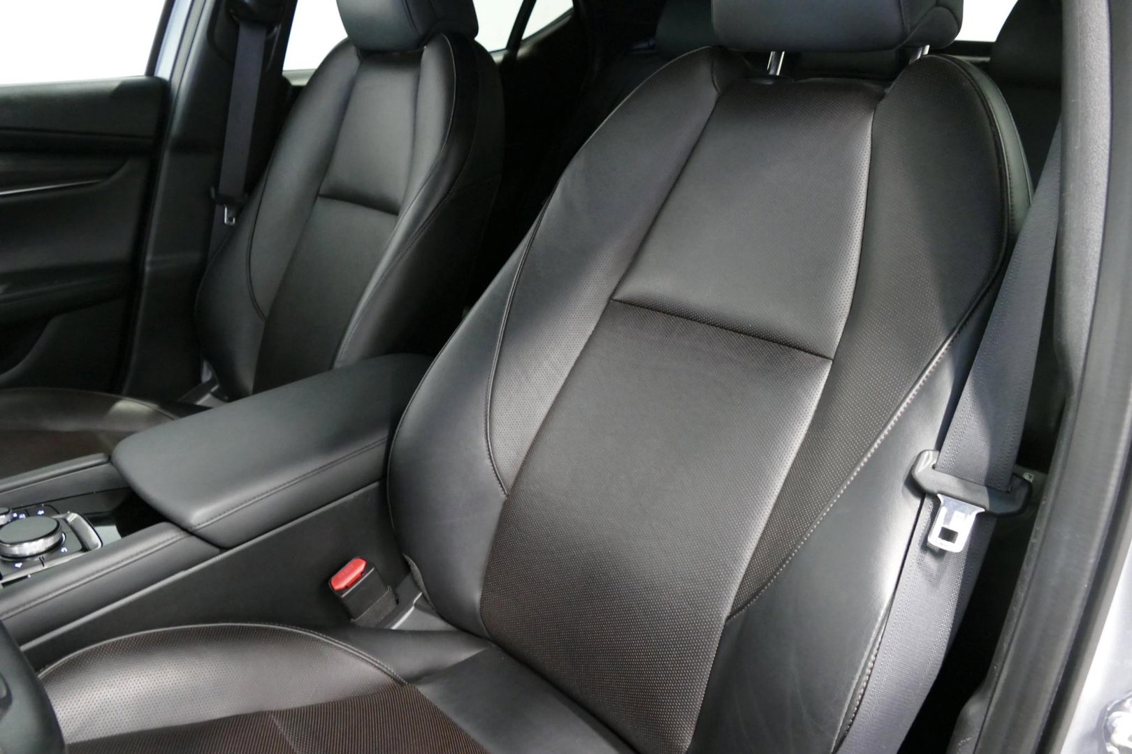 Mazda 3 2.0 e-SkyActiv-X M Hybrid 180 Luxury / Orig. Nederlands / Elektr. verstelbare voorstoel met memory / BOSE Audio / Apple Carplay - Android Auto / HUD / Stoelverwarming / Achteruitrijcamera / Cruise control / Dodehoekdetectie / Black Optic / 18'' LMV / Navi