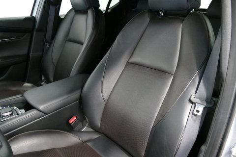 Mazda 3 2.0 e-SkyActiv-X M Hybrid 180 Luxury / Orig. Nederlands / Elektr. verstelbare voorstoel met memory / BOSE Audio / Apple Carplay - Android Auto / HUD / Stoelverwarming / Achteruitrijcamera / Cruise control / Dodehoekdetectie / Black Optic / 18'' LMV / Navi