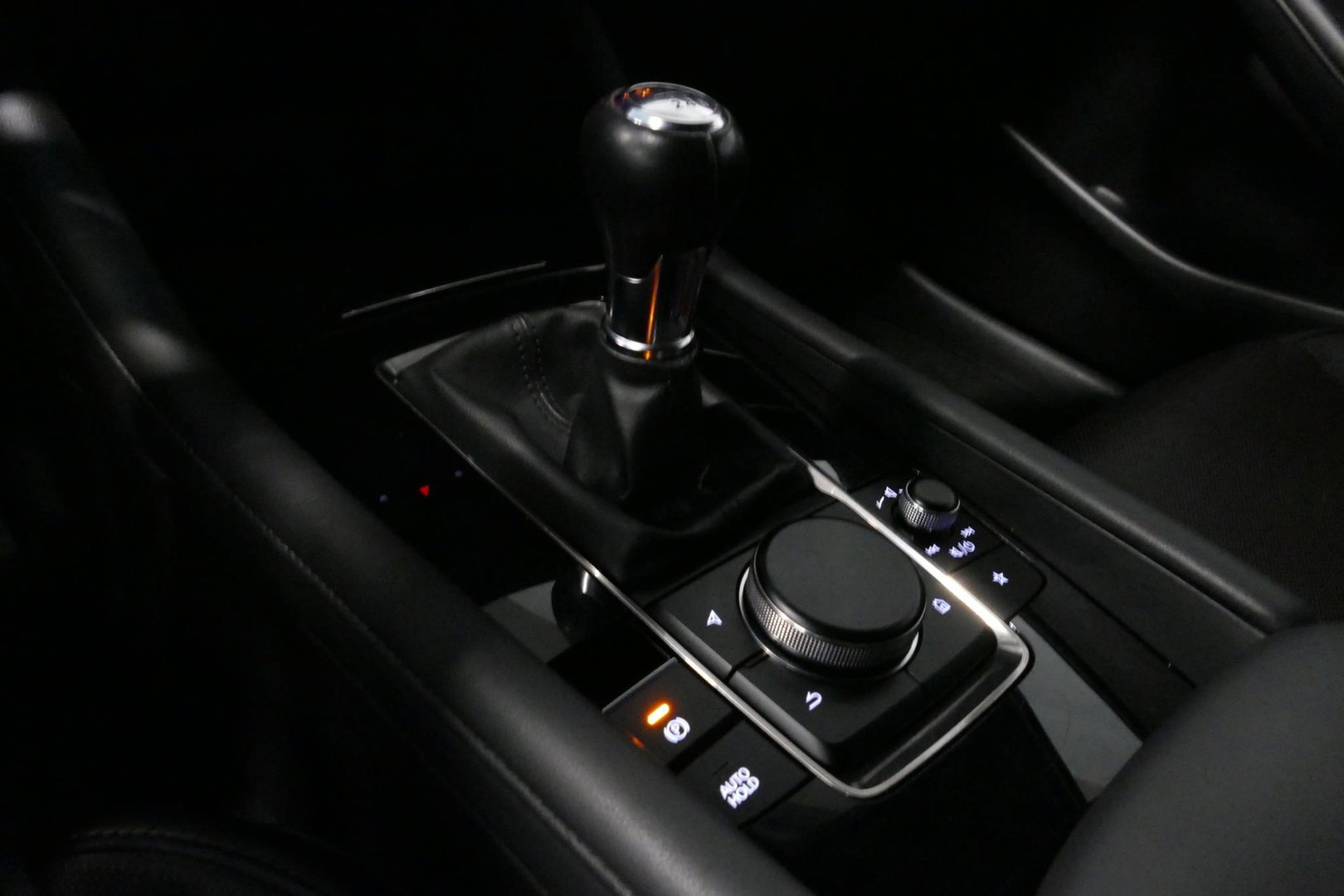 Mazda 3 2.0 e-SkyActiv-X M Hybrid 180 Luxury / Orig. Nederlands / Elektr. verstelbare voorstoel met memory / BOSE Audio / Apple Carplay - Android Auto / HUD / Stoelverwarming / Achteruitrijcamera / Cruise control / Dodehoekdetectie / Black Optic / 18'' LMV / Navi