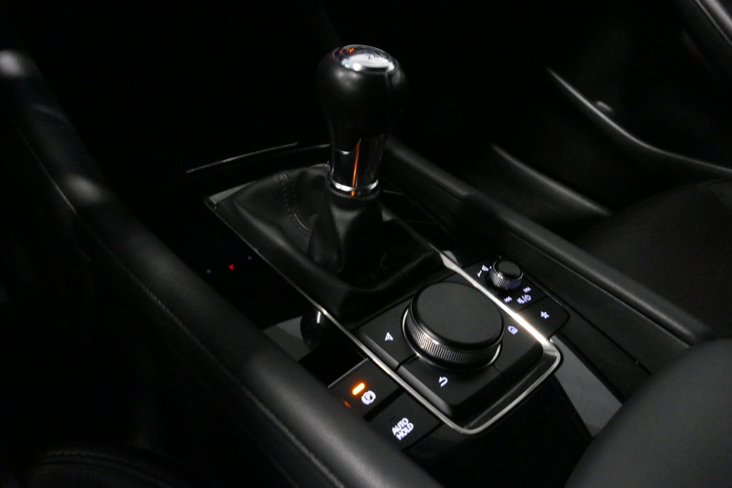 Mazda 3 2.0 e-SkyActiv-X M Hybrid 180 Luxury / Orig. Nederlands / Elektr. verstelbare voorstoel met memory / BOSE Audio / Apple Carplay - Android Auto / HUD / Stoelverwarming / Achteruitrijcamera / Cruise control / Dodehoekdetectie / Black Optic / 18'' LMV / Navi