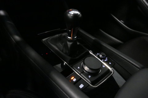 Mazda 3 2.0 e-SkyActiv-X M Hybrid 180 Luxury / Orig. Nederlands / Elektr. verstelbare voorstoel met memory / BOSE Audio / Apple Carplay - Android Auto / HUD / Stoelverwarming / Achteruitrijcamera / Cruise control / Dodehoekdetectie / Black Optic / 18'' LMV / Navi