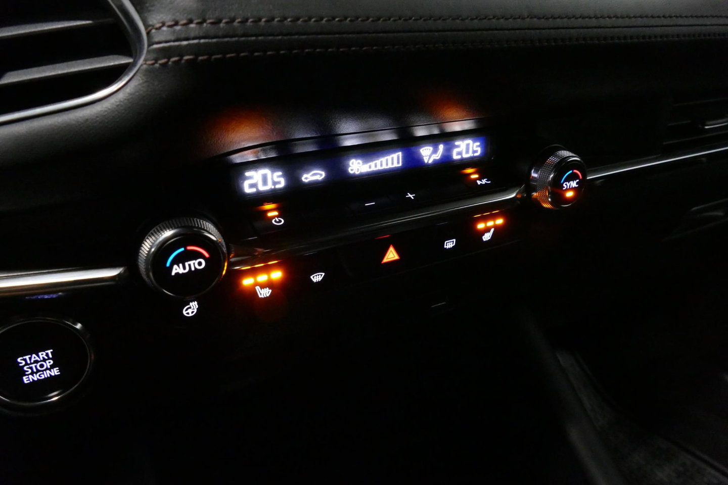 Mazda 3 2.0 e-SkyActiv-X M Hybrid 180 Luxury / Orig. Nederlands / Elektr. verstelbare voorstoel met memory / BOSE Audio / Apple Carplay - Android Auto / HUD / Stoelverwarming / Achteruitrijcamera / Cruise control / Dodehoekdetectie / Black Optic / 18'' LMV / Navi