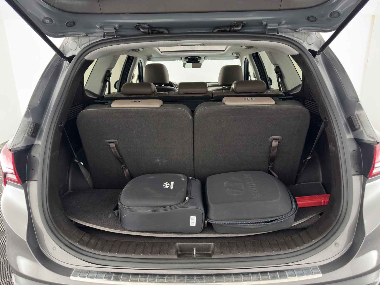 Hyundai Santa Fe 1.6 T-GDI PHEV Comfort Smart Sky [ 7-Pers. ] (INCL-BTW) *PANO | LEATHER | FULL-LED | ADAPTIVE-CRUISE | BLINDSPOT | MEMORY-PACK | DIGI-COCKPIT | SHIFTPADDLES | PRIVACYGLASS | NAVI-FULLMAP | TOWBAR | 19''ALU*