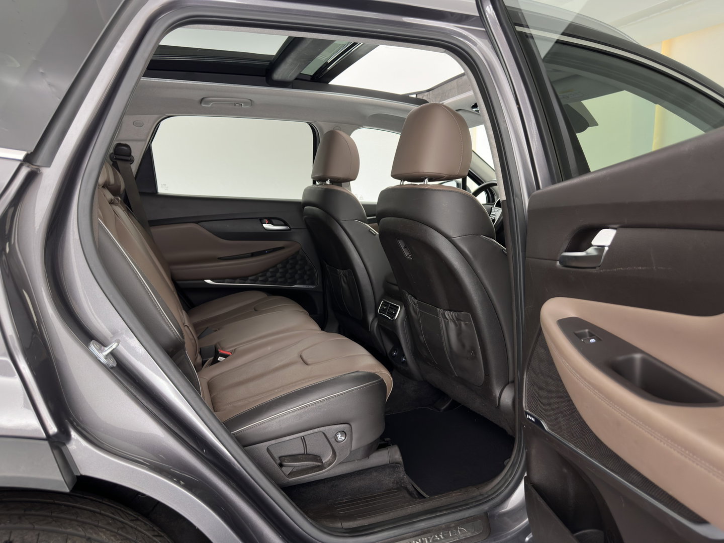 Hyundai Santa Fe 1.6 T-GDI PHEV Comfort Smart Sky [ 7-Pers. ] (INCL-BTW) *PANO | LEATHER | FULL-LED | ADAPTIVE-CRUISE | BLINDSPOT | MEMORY-PACK | DIGI-COCKPIT | SHIFTPADDLES | PRIVACYGLASS | NAVI-FULLMAP | TOWBAR | 19''ALU*