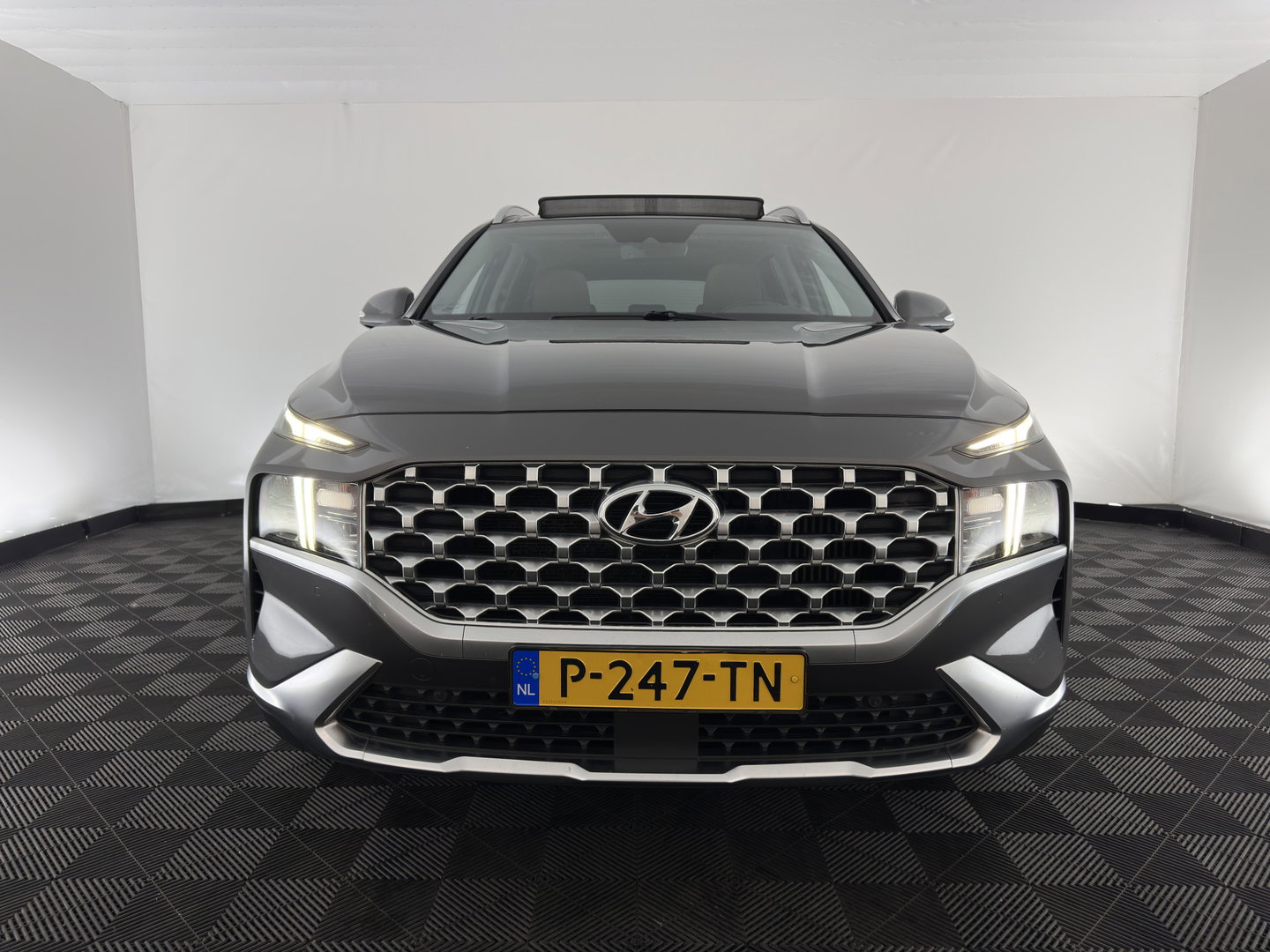 Hyundai Santa Fe 1.6 T-GDI PHEV Comfort Smart Sky [ 7-Pers. ] (INCL-BTW) *PANO | LEATHER | FULL-LED | ADAPTIVE-CRUISE | BLINDSPOT | MEMORY-PACK | DIGI-COCKPIT | SHIFTPADDLES | PRIVACYGLASS | NAVI-FULLMAP | TOWBAR | 19''ALU*