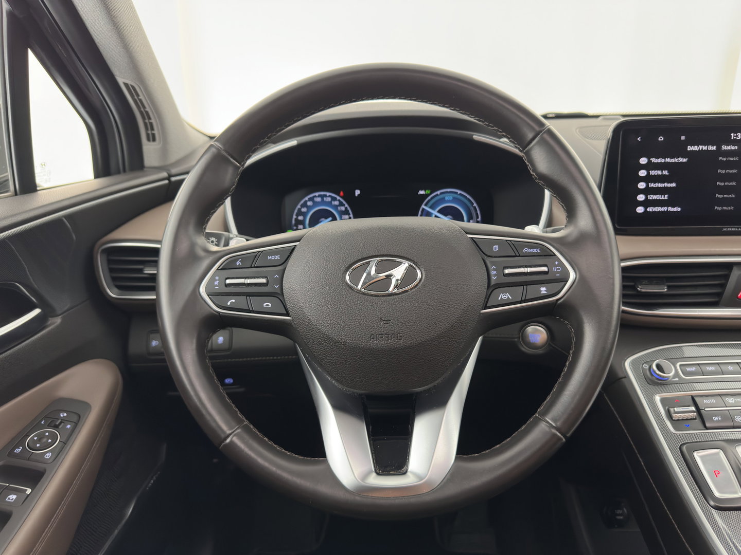 Hyundai Santa Fe 1.6 T-GDI PHEV Comfort Smart Sky [ 7-Pers. ] (INCL-BTW) *PANO | LEATHER | FULL-LED | ADAPTIVE-CRUISE | BLINDSPOT | MEMORY-PACK | DIGI-COCKPIT | SHIFTPADDLES | PRIVACYGLASS | NAVI-FULLMAP | TOWBAR | 19''ALU*
