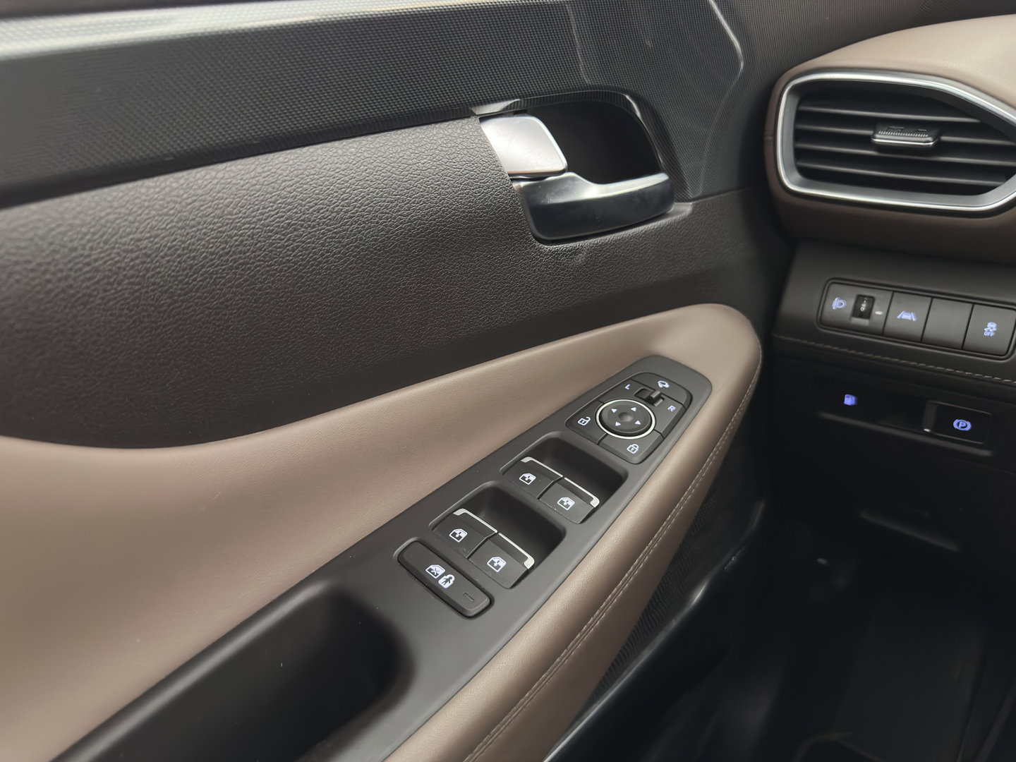 Hyundai Santa Fe 1.6 T-GDI PHEV Comfort Smart Sky [ 7-Pers. ] (INCL-BTW) *PANO | LEATHER | FULL-LED | ADAPTIVE-CRUISE | BLINDSPOT | MEMORY-PACK | DIGI-COCKPIT | SHIFTPADDLES | PRIVACYGLASS | NAVI-FULLMAP | TOWBAR | 19''ALU*