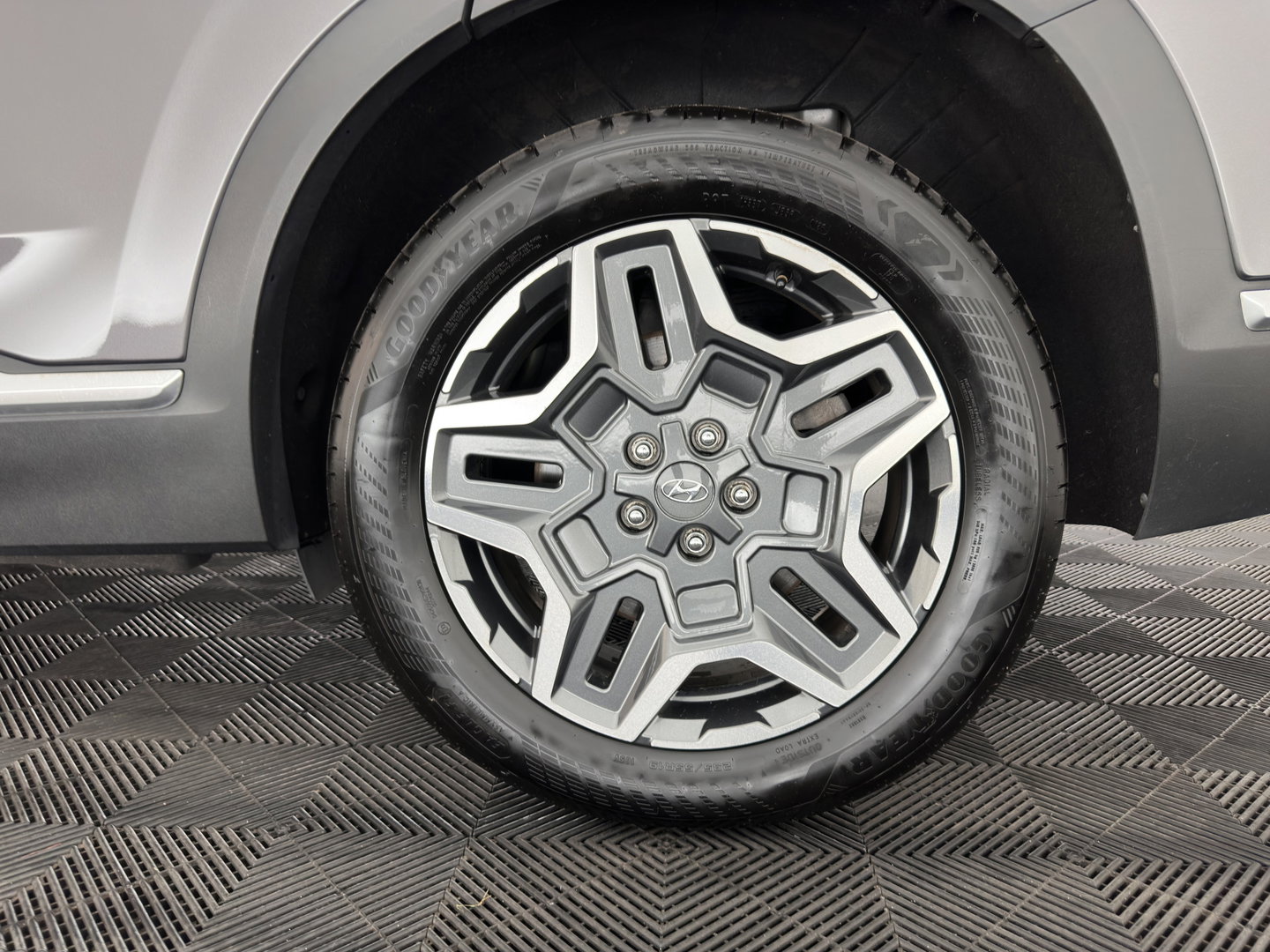 Hyundai Santa Fe 1.6 T-GDI PHEV Comfort Smart Sky [ 7-Pers. ] (INCL-BTW) *PANO | LEATHER | FULL-LED | ADAPTIVE-CRUISE | BLINDSPOT | MEMORY-PACK | DIGI-COCKPIT | SHIFTPADDLES | PRIVACYGLASS | NAVI-FULLMAP | TOWBAR | 19''ALU*