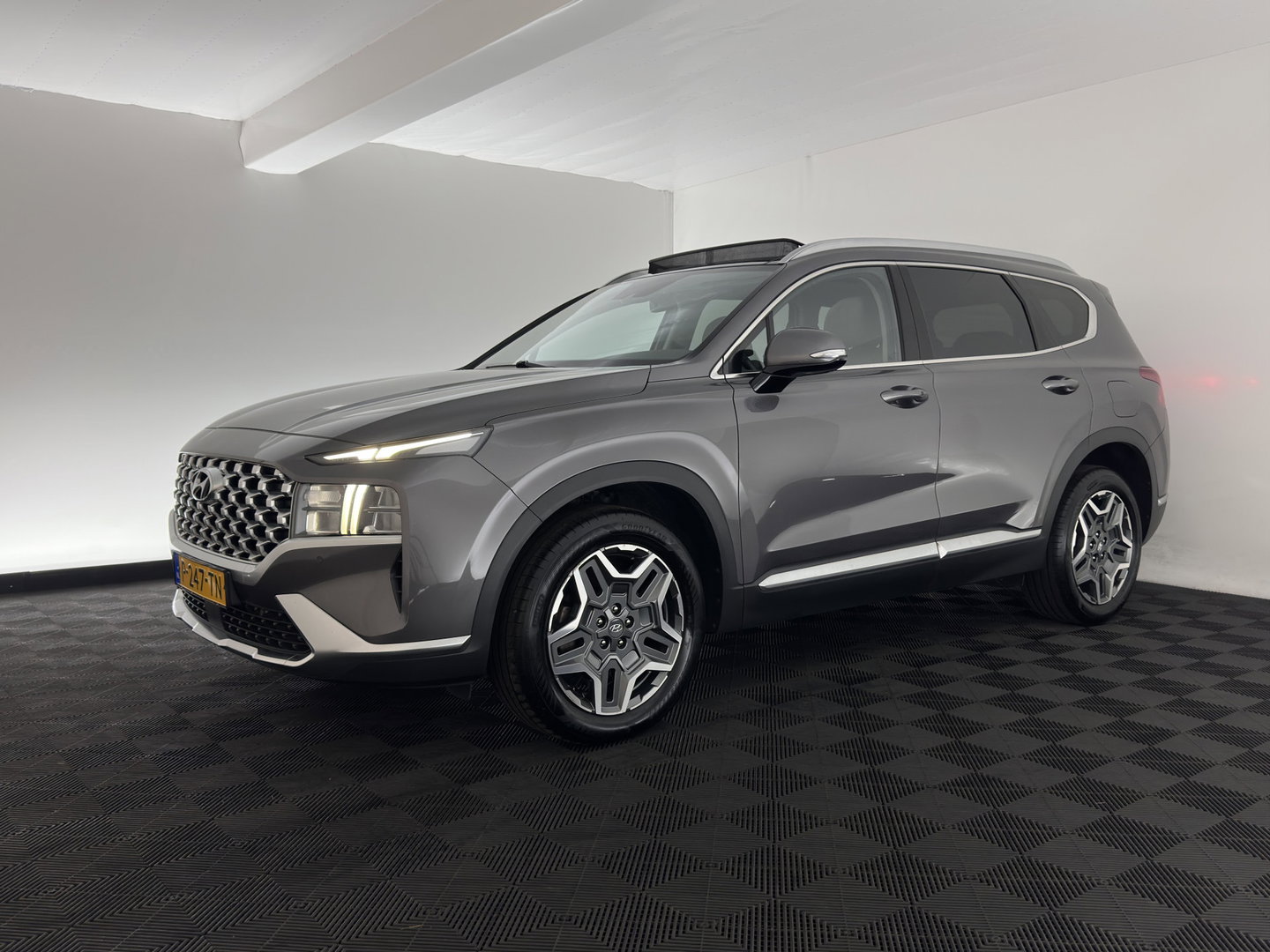 Hyundai Santa Fe 1.6 T-GDI PHEV Comfort Smart Sky [ 7-Pers. ] (INCL-BTW) *PANO | LEATHER | FULL-LED | ADAPTIVE-CRUISE | BLINDSPOT | MEMORY-PACK | DIGI-COCKPIT | SHIFTPADDLES | PRIVACYGLASS | NAVI-FULLMAP | TOWBAR | 19''ALU*