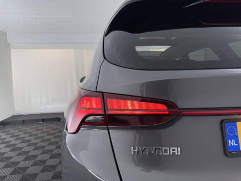 Hyundai Santa Fe 1.6 T-GDI PHEV Comfort Smart Sky [ 7-Pers. ] (INCL-BTW) *PANO | LEATHER | FULL-LED | ADAPTIVE-CRUISE | BLINDSPOT | MEMORY-PACK | DIGI-COCKPIT | SHIFTPADDLES | PRIVACYGLASS | NAVI-FULLMAP | TOWBAR | 19''ALU*