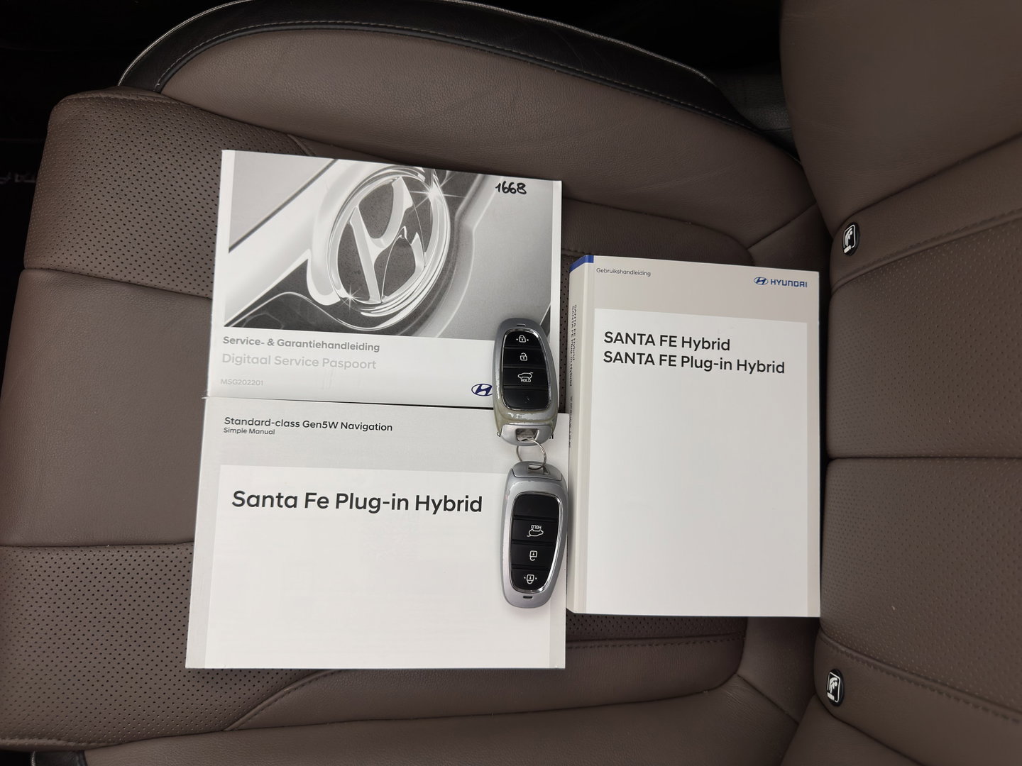Hyundai Santa Fe 1.6 T-GDI PHEV Comfort Smart Sky [ 7-Pers. ] (INCL-BTW) *PANO | LEATHER | FULL-LED | ADAPTIVE-CRUISE | BLINDSPOT | MEMORY-PACK | DIGI-COCKPIT | SHIFTPADDLES | PRIVACYGLASS | NAVI-FULLMAP | TOWBAR | 19''ALU*